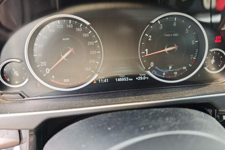 Used BMW X5 2018 xDrive28i Odometer Close Up