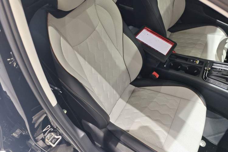 Used Volkswagen Magotan 2026 30 Million Vehicles Selected Model 380TSI DSG Luxury Edition Right Front Seat