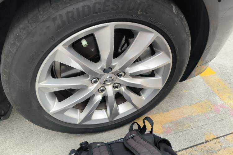 Used Volvo S90 New Energy 2020 T8 e-Drive Hybrid – Zhiyi Luxury Edition Right Front Wheel Hub