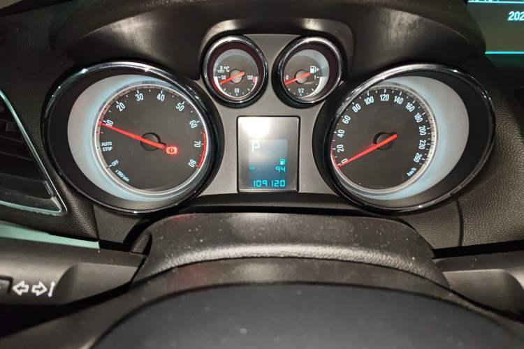 Used Buick Encore 2015 1.4T Automatic Two-Wheel Drive Urban Elite Version Odometer Close Up