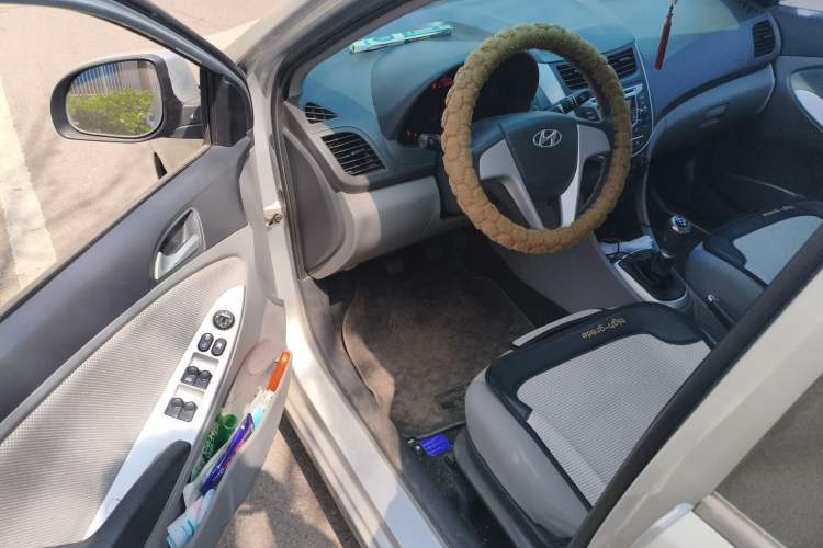 Used Hyundai Verna (older generation) 2010 Sedan 1.4L Manual Comfort GS Driver Seat