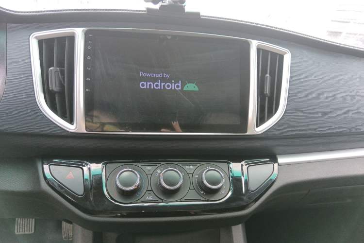 Used FORTHING Lingzhi 2023 M5L 1.6L Base Model 5 Seats Audio And AC Panel