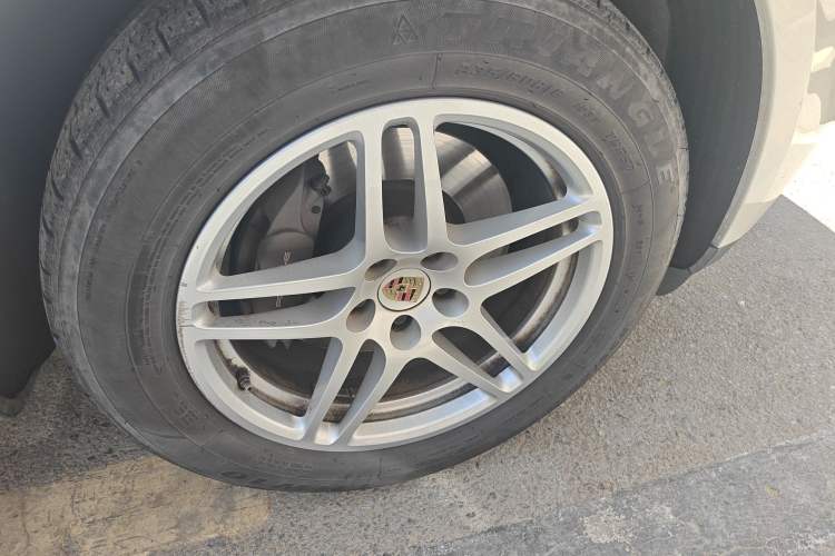 Used Porsche Macan 2017 Macan 2.0T Right Front Wheel Hub