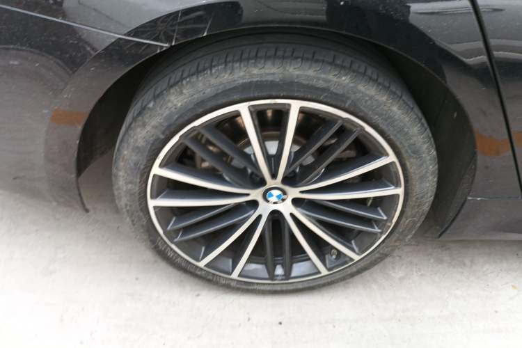 Used BMW 5 Series 2022 530Li Leading Model M Sport Package Right Rear Wheel Hub