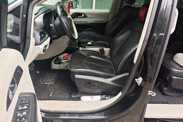 Used Chrysler Grand Voyager 2017 3.6L Premium Edition
