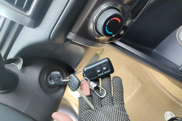 Used Toyota YARiS L Zhi Xuan 2015 1.5E Automatic Charm Edition Vehicle Key