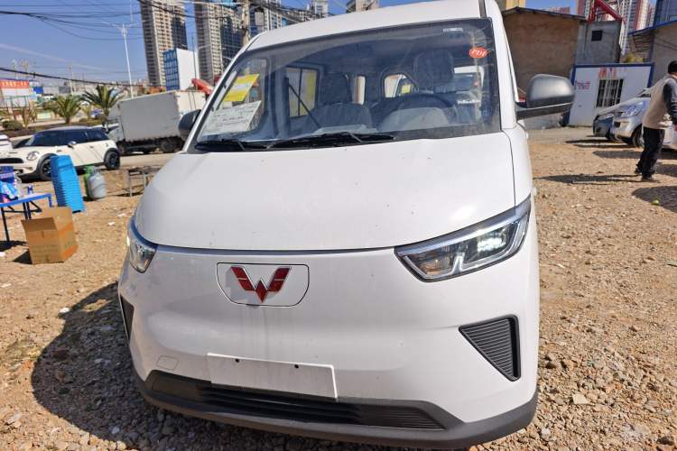 Used Wuling Yangguang 2024 300KM Comfort Version Passenger Van 75kW Exterior 1