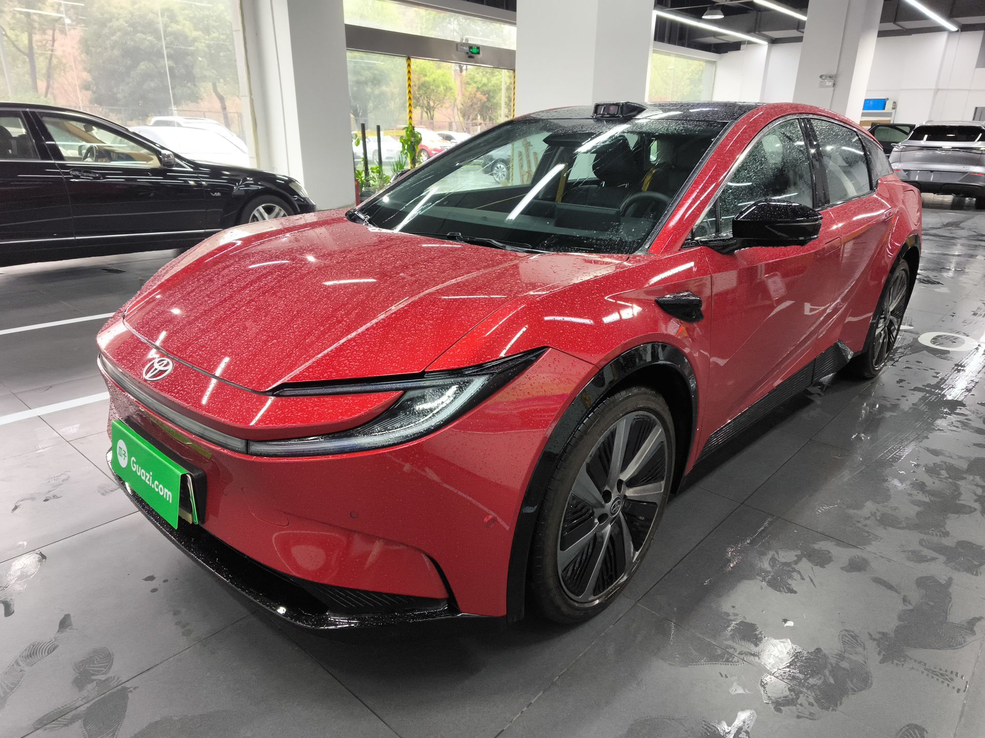 تحت مقدمة السيارة