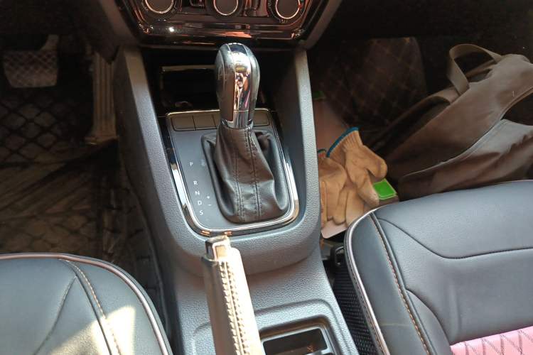 Used Volkswagen Sagitar 2016 230TSI 25th Anniversary Edition Gear Lever