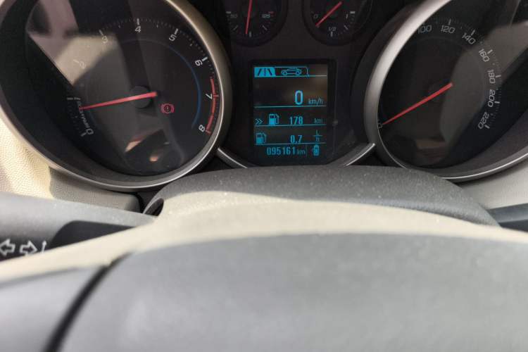 Used Chevrolet Cruze 2015 1.5L Classic SL MT Odometer Close Up