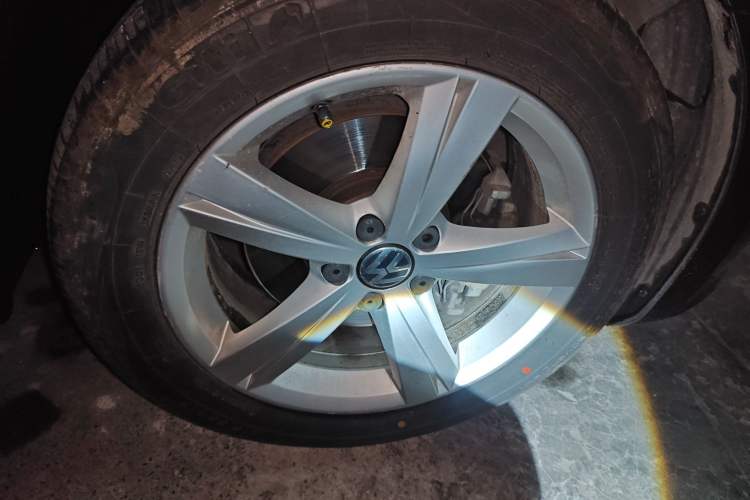 Used Volkswagen Passat 2013 1.8TSI DSG Prestige Edition Right Front Wheel Hub
