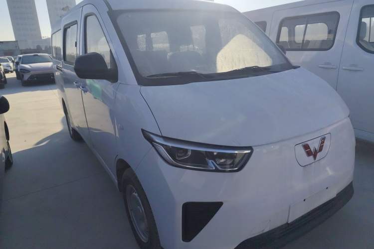 Used Wuling Yangguang 2024 300KM Comfort Version Passenger Van 75kW