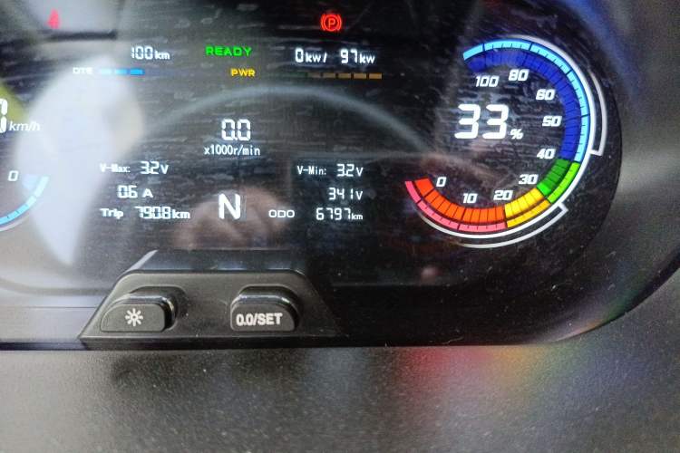 Used CHANGAN KAICHENG Ruixing EM60 2025 Passenger Version Comfort Edition 6 Seats 300 km Range Side-Hinged Doors Odometer Close Up