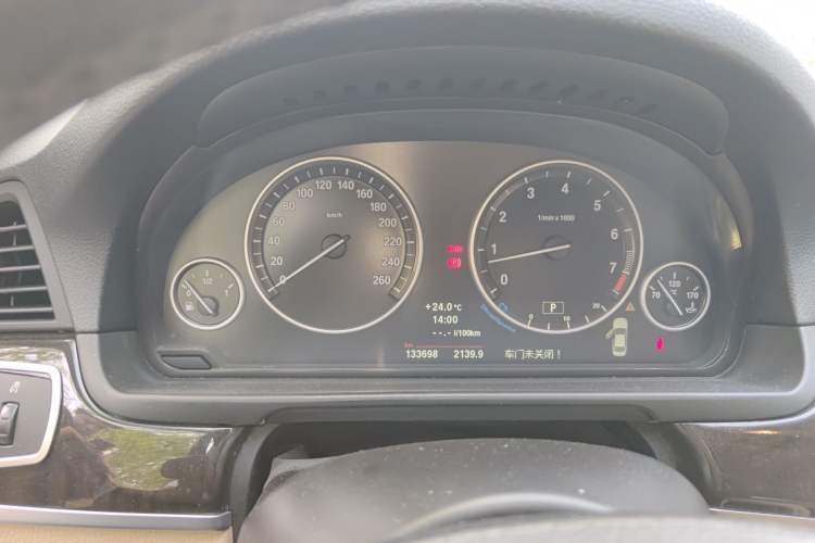 Used BMW 5 Series 2013 525Li Luxury Model Odometer Close Up