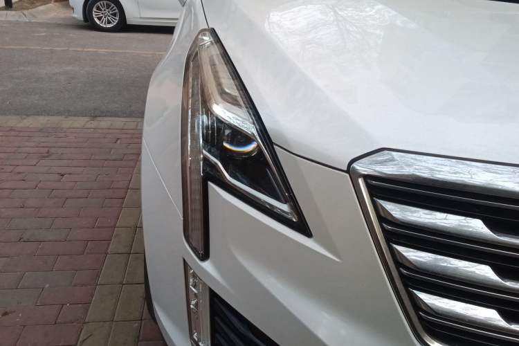 Used Cadillac XT5 2016 28T Four-Wheel Drive Luxury Model Right Front Headlight