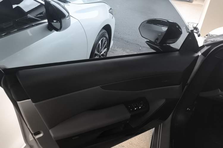 Used Lynk & Co 07 2024 EM-P 126 Long-Range Halo
