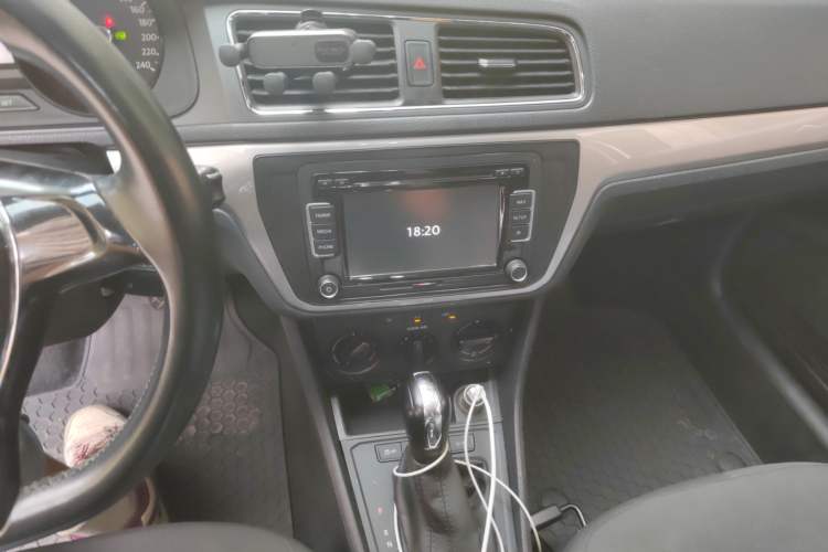 Used Volkswagen Gran Lavida 2015 1.6L Automatic Fashion Edition Audio And AC Panel