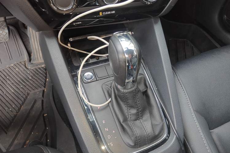 Used Volkswagen Sagitar 2017 230TSI Automatic Comfort Version Gear Lever