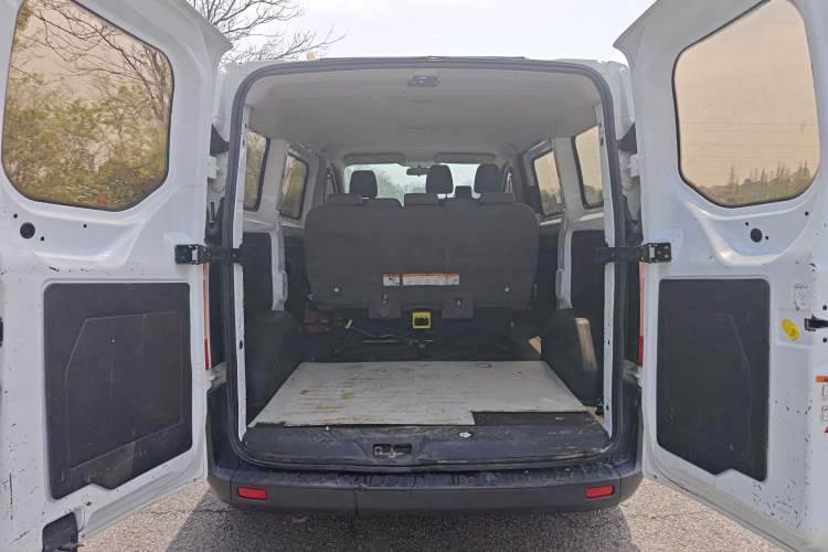 Used Ford Transit 2017 2.0T Diesel Multi-Purpose Commercial Vehicle Short Wheelbase Low Roof China V Standard