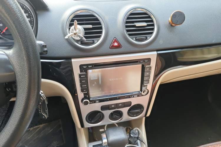 Used Volkswagen Lavida 2011 1.6L Automatic Premium Edition Audio And AC Panel