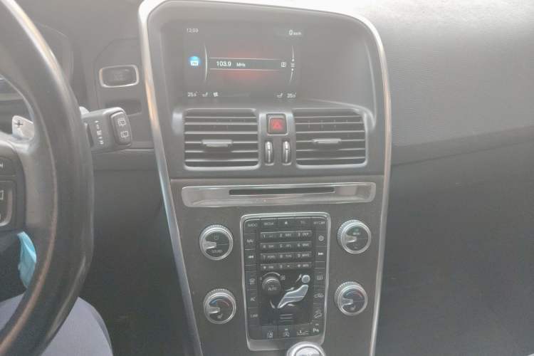 Used Volvo XC60 2015 T5 AWD Smart Drive Edition Audio And AC Panel
