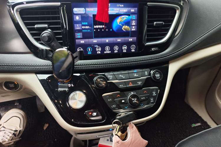 Used Chrysler Grand Voyager 2017 3.6L Premium Edition
