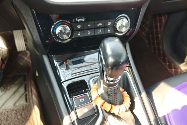 Used Roewe RX3 2018 1.6L CVT Flagship Edition Gear Lever