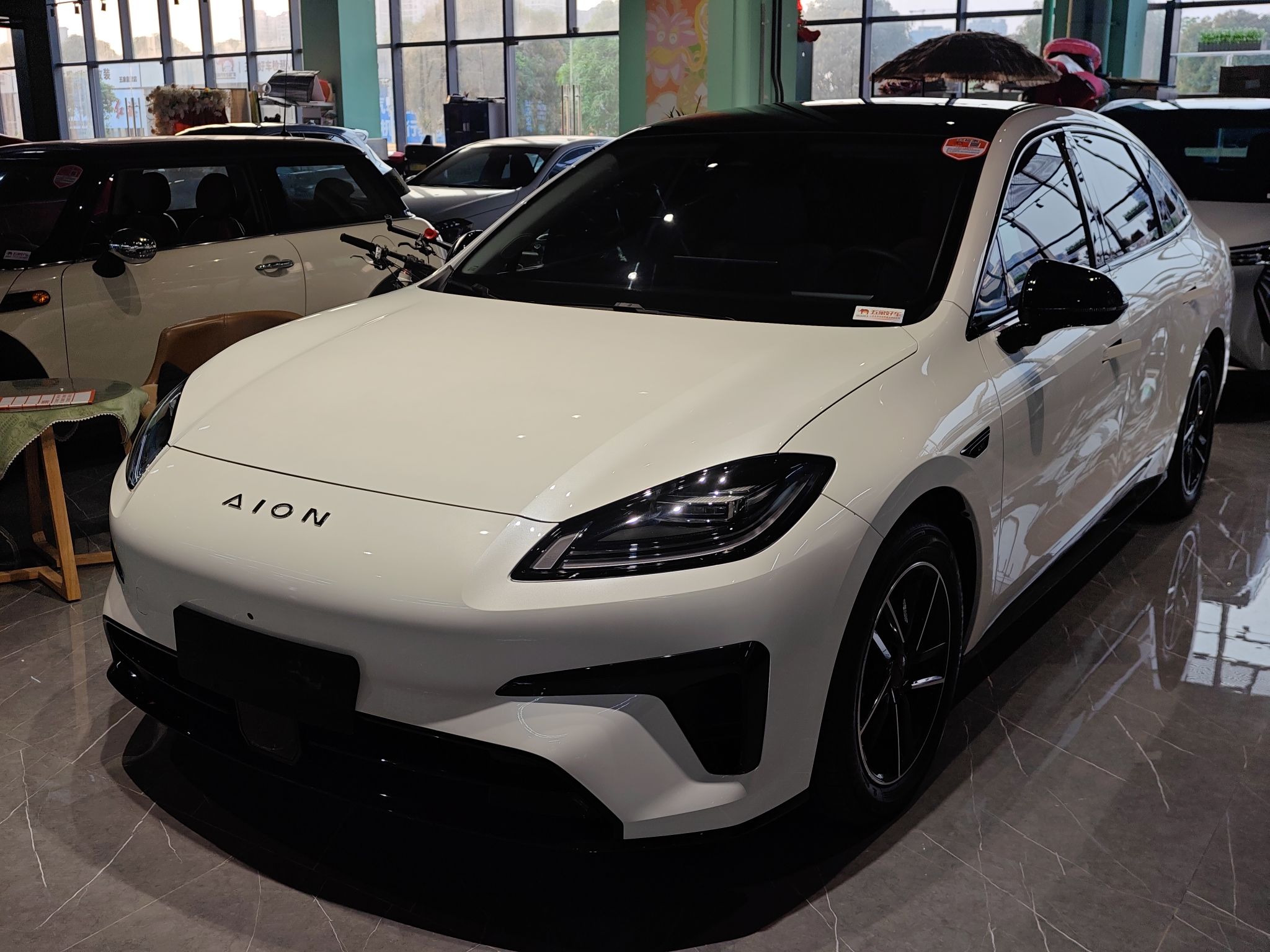 تحت مقدمة السيارة