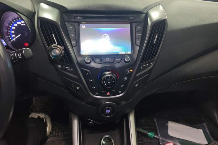 Used Hyundai Veloster 2012 1.6T Automatic Luxury Edition Audio And AC Panel