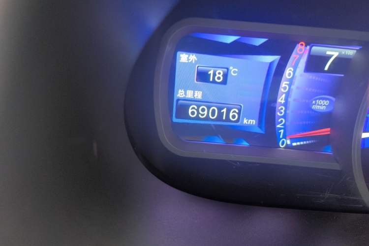 Used BYD S6 2014 2.0L Manual Luxury 5-Seater Odometer Close Up