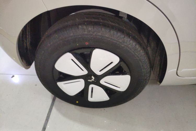 Used Wuling Hongguang MINIEV 2025 Four-Door Version Advanced Edition Right Rear Wheel Hub