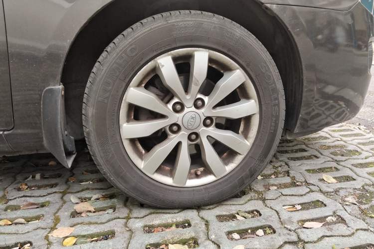 Used Kia Carens 2011 2.0L 7-Seater Automatic Standard Edition
