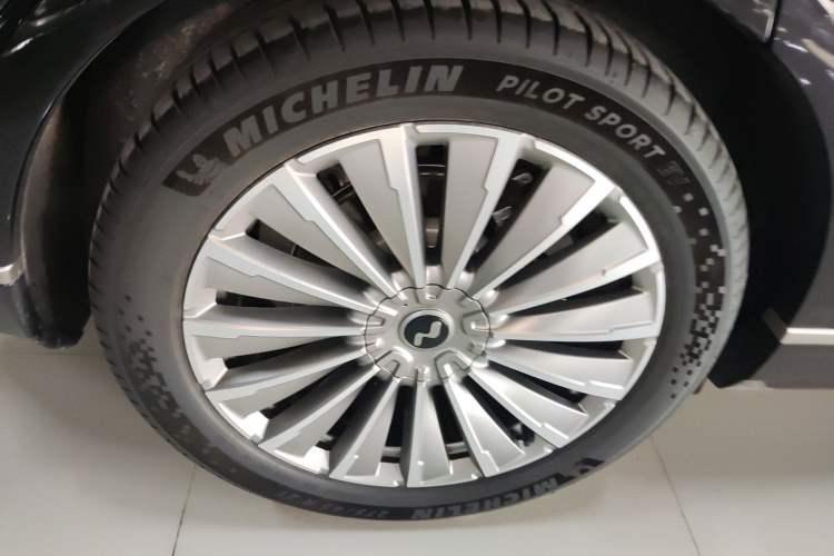 Used ONVO Luxeed L90 2025 Model—Max Six-Seater Version
