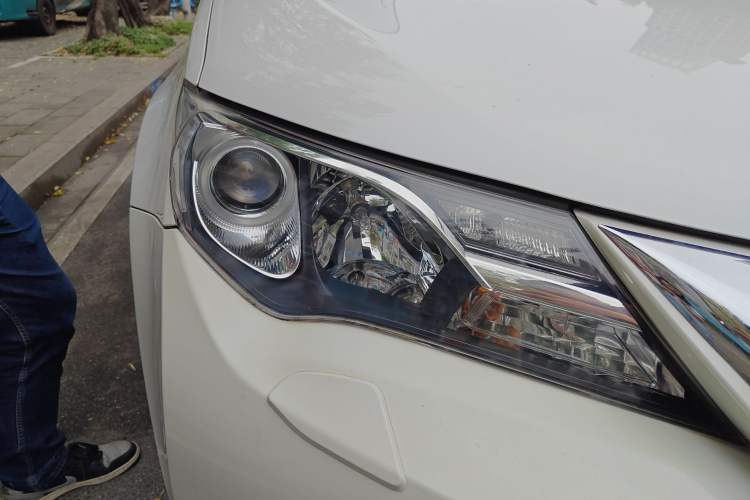 Used Toyota RAV4 2015 2.0L CVT Two-Wheel Drive Fashion Edition Right Front Headlight