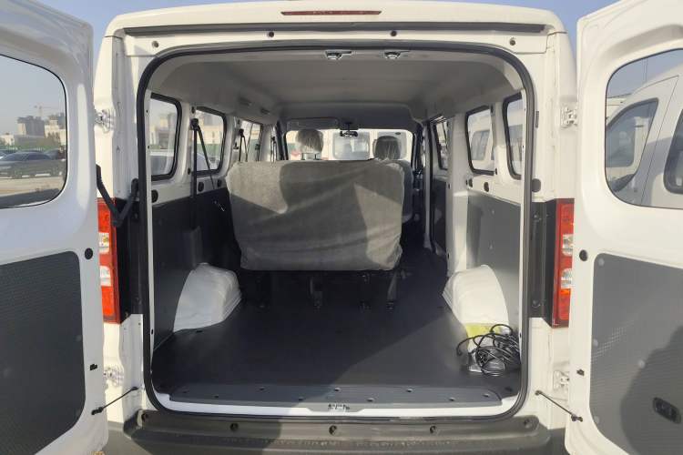 Used Wuling Yangguang 2024 300KM Comfort Version Passenger Van 75kW
