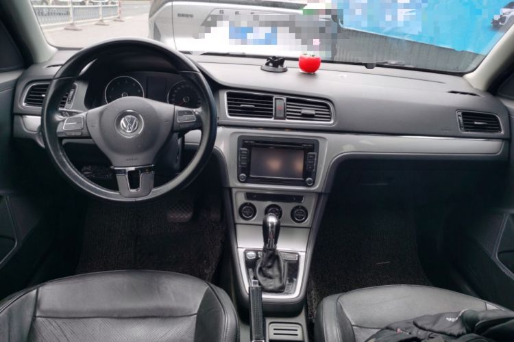 Used Volkswagen Gran Lavida 2013 1.4 TSI Automatic Luxury Model Center Console