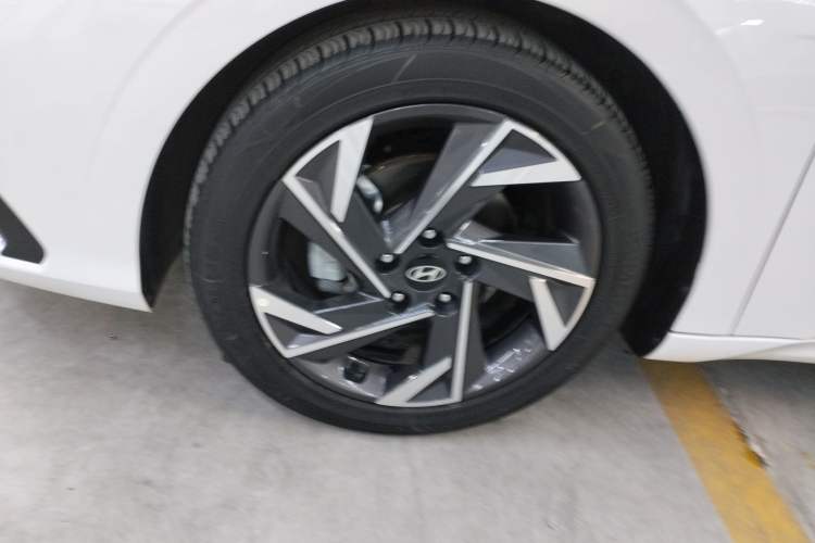 Used Hyundai Elantra 2023 1.5L CVT LUX Prestige Edition Exterior 4