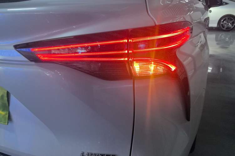 Used Toyota SIENNA 2024 2.5L Hybrid Prestige Deluxe Edition
