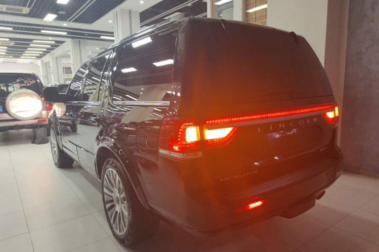 Used Lincoln Navigator 2016 3.5T AWD Rear Left 45 Deg