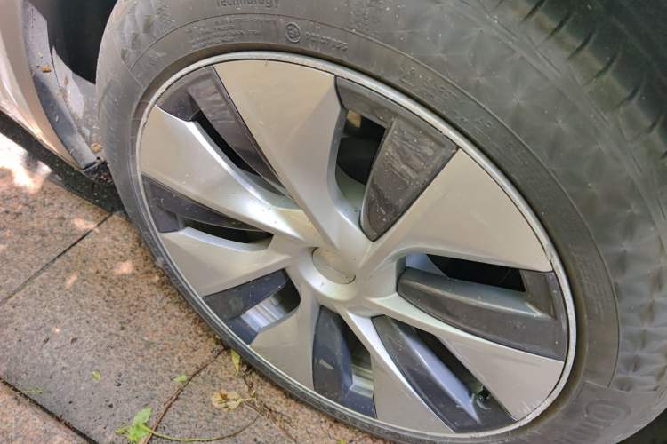 Used Tesla Model Y 2021 Long-Range All-Wheel-Drive Version Right Front Wheel Hub