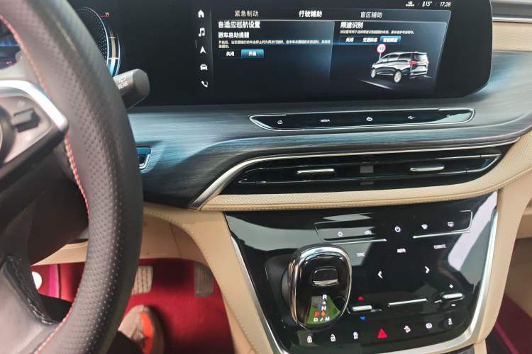 Used Buick GL8 2022 ES Landtrek 653T Luxury Edition