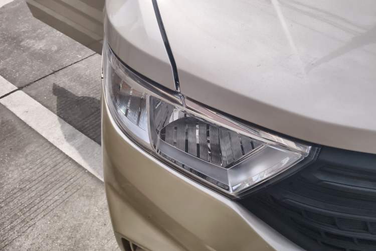 Used Wuling Hongguang V 2022 1.5L Jingqu Edition Electric-Assist LAR Right Front Headlight