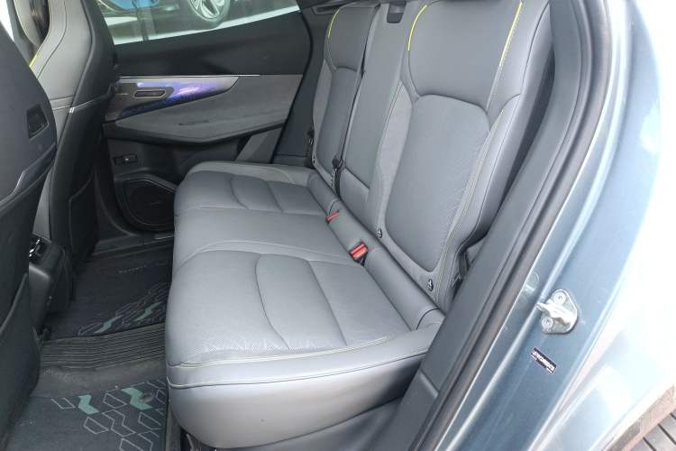 Used Lynk & Co 08 EM-P 2025 220 km All-Wheel-Drive Performance Halo Left Rear Seat