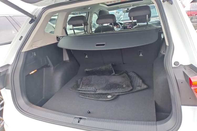 Used Volkswagen Tiguan L 2024 Outstanding Model 330TSI Automatic Two-Wheel Drive R-Line Dragon Glory Edition
