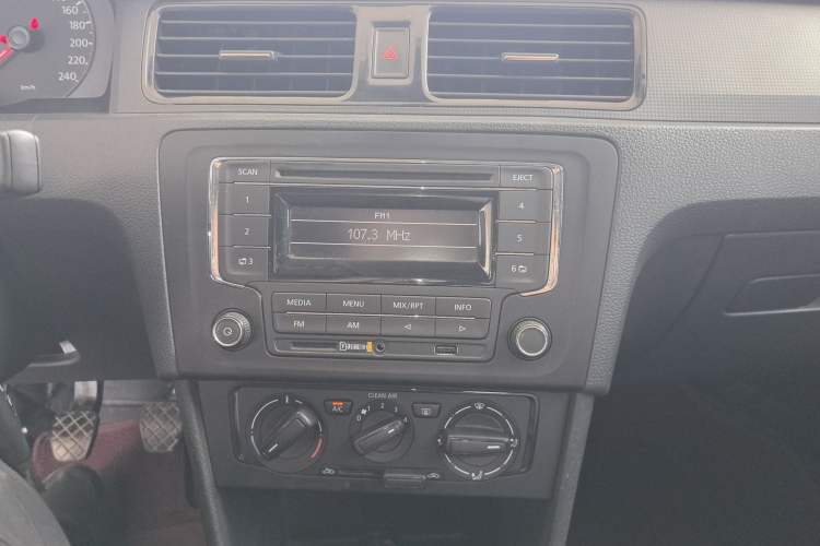 Used Volkswagen Santana 2015 1.6L Manual Fashion Edition Audio And AC Panel