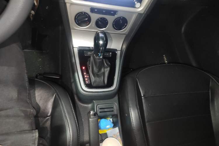 Used Volkswagen Gran Lavida 2013 1.6L Automatic Comfort Model Gear Lever