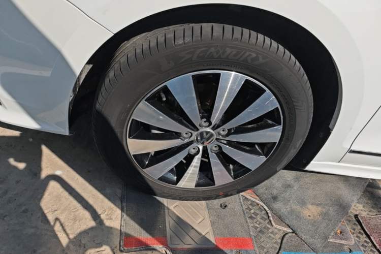 Used Volkswagen Sagitar 2017 230TSI Automatic Comfort Version Left Front Wheel Hub