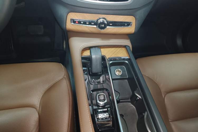 Used Volvo XC90 2021 B5 SmartDrive Luxury Edition 7 Seats Gear Lever