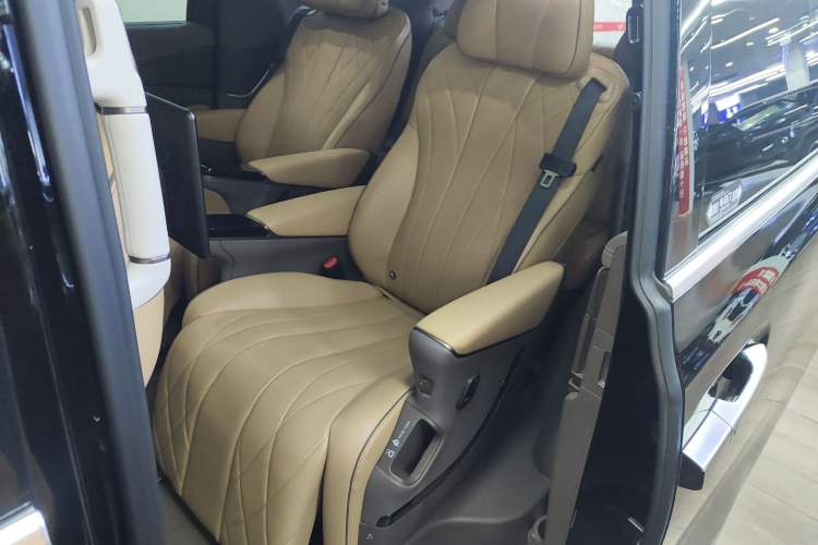 Used Denza D9 2022 DM-i 970 Four-Wheel Drive Flagship Model
