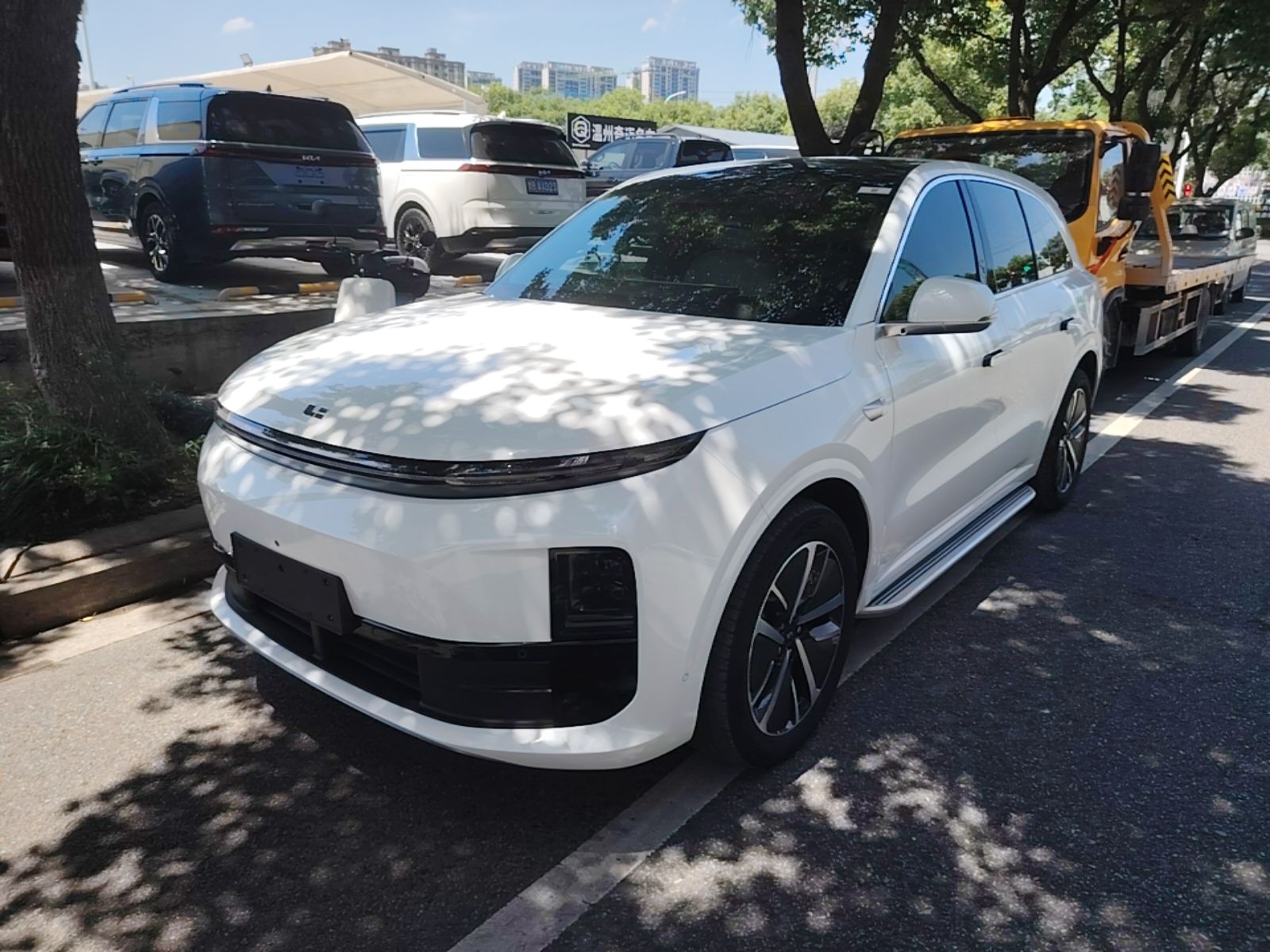 Под передней частью автомобиля
